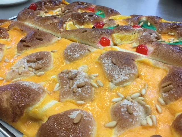 Coca de Sant Joan de crema i pinyons
