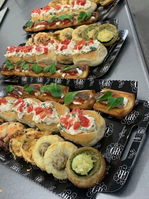 Minipizzes de pasta de croissant variades